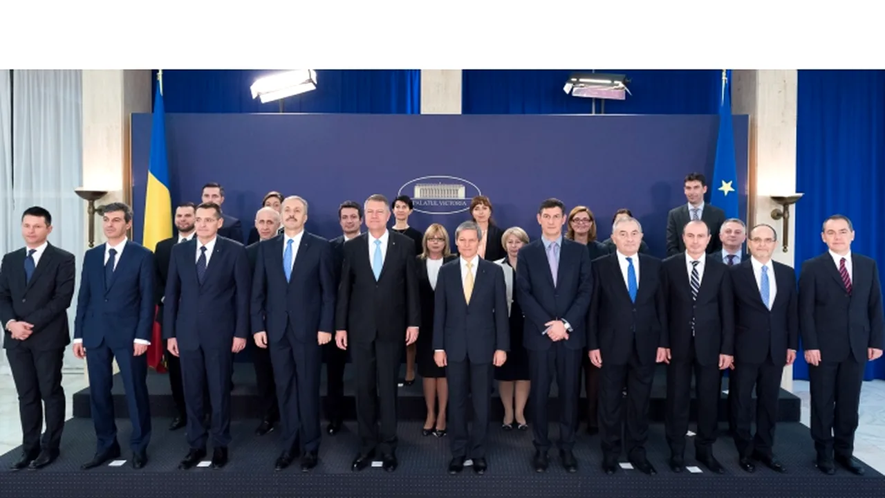 De ce au fost așezate femeile-ministru în spatele bărbaților în poza de grup a guvernului. Explicația premierului