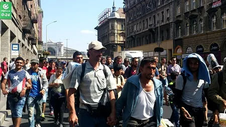 Un alt grup de sute de imigranți pleacă pe jos, de la Keleti, către Austria