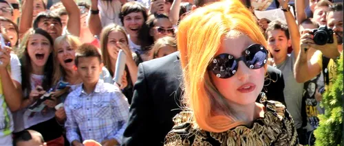 Lady Gaga se deplasează într-un scaun cu rotile din aur de 24 de carate - FOTO