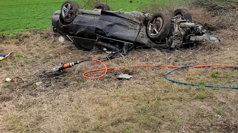 Un șofer de 60 de ani a murit pe un drum din Arad, după ce mașina pe care o conducea s-a răsturnat în afara părții carosabile