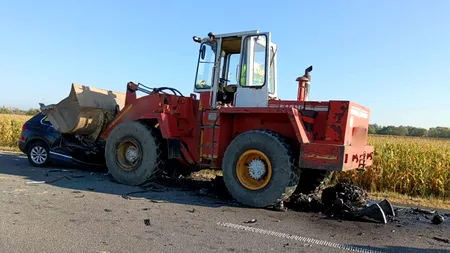 VIDEO Accident grav pe centura municipiului Rădăuți. Un autoturism s-a făcut praf după ce a intrat într-o volă. Savatorii intervin de urgență