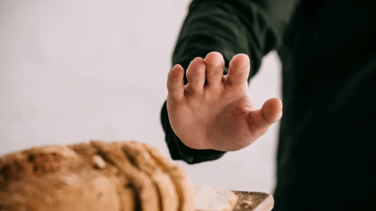 Român din Austria, arestat pentru că timp de un an a furat pâine. Motivele: lipsa banilor și dependența de droguri