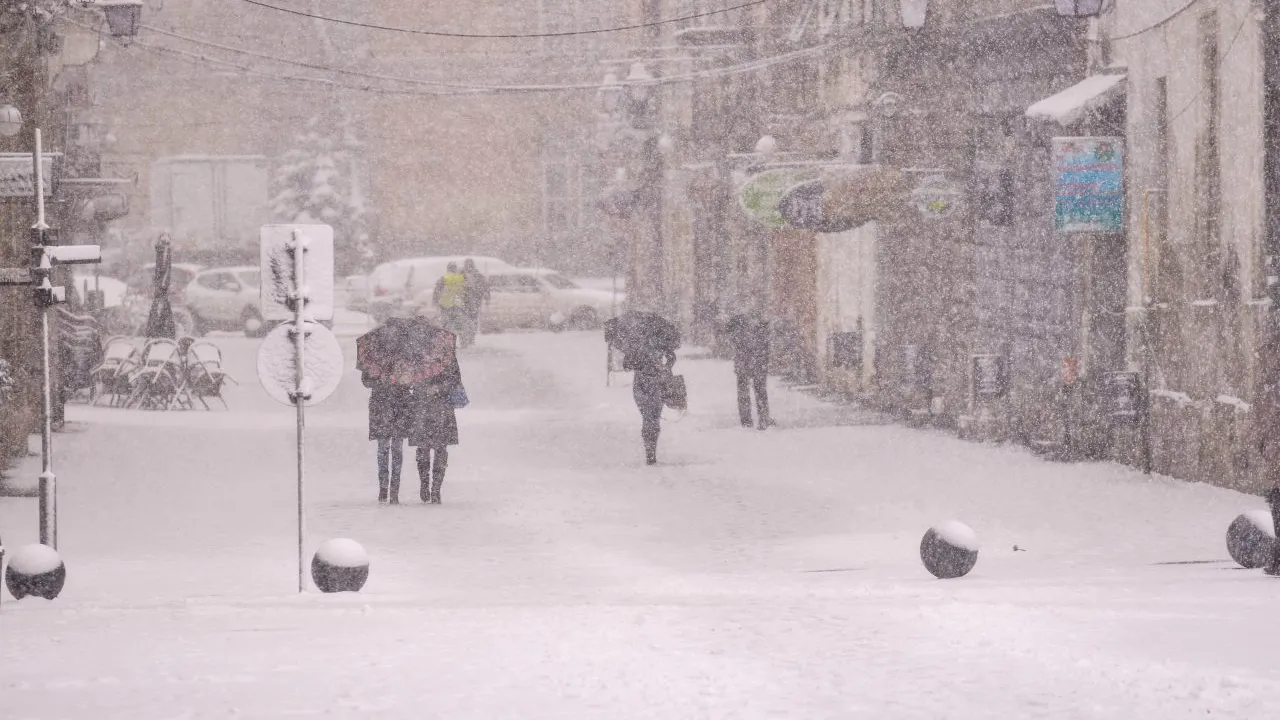 Cod portocaliu de ploi și cod galben de ninsori până marți. Care sunt zonele vizate