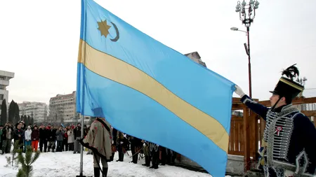 Drapel secuiesc de mari dimensiuni, arborat în centrul orașului Baraolt