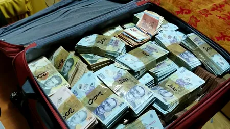 Un important dealer de droguri din București, prins în flagrant de DIICOT. Pe lângă stupefiante, avea asupra sa și o importantă sumă de bani (VIDEO)