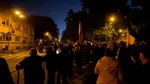 Proteste în miez de noapte la arestul central unde e încarcerat Călin Georgescu. Sute de oameni își strigă nemulțumirea și cer eliberarea lui Georgescu: ”Căline, Căline, poporul e cu tine”
