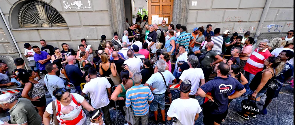 Mii de oameni stau la cozi în Italia pentru a obține Cardul de achiziții, un ajutor de la stat pentru alimente, în valoare de aproape 400 de euro
