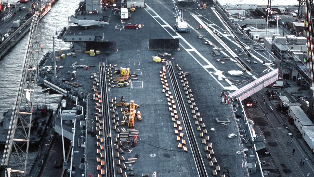 Imagini obținute prin satelit surprind primul portavion construit în întregime de China