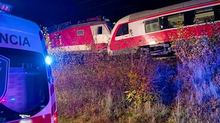 (VIDEO) Două trenuri s-au ciocnit lângă Bratislava. Premierul slovac Robert Fico a activat serviciile de salvare