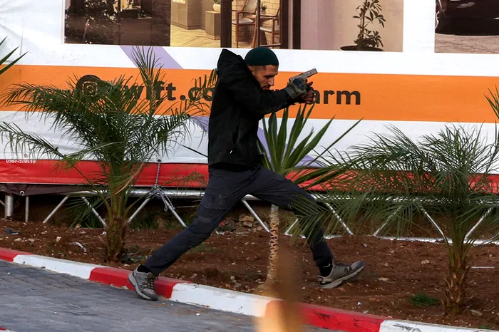 Unul dintre atacatorii din gruparea teroristă Hamas care a comis atacul. Sursa Foto: Profimedia 
