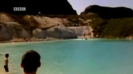 Motivul bizar pentru care apa unui lac din Marea Britanie a devenit neagră peste noapte