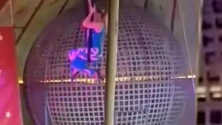 Tânără acrobată rănită grav după ce a căzut de la înălțime în timpul unui spectacol la Hunedoara - VIDEO