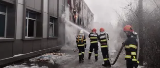 FOTO-VIDEO | Incendiu puternic, izbucnit la un depozit din Voluntari. A fost emis mesaj RO-ALERT, în zonă fiind degajări mari de fum