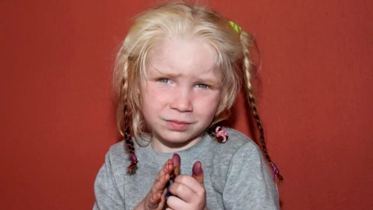 Maria, fetița găsită într-o tabără de romi din Grecia, ar fi fost răpită din estul Europei. Interpolul îi caută părinții. VIDEO