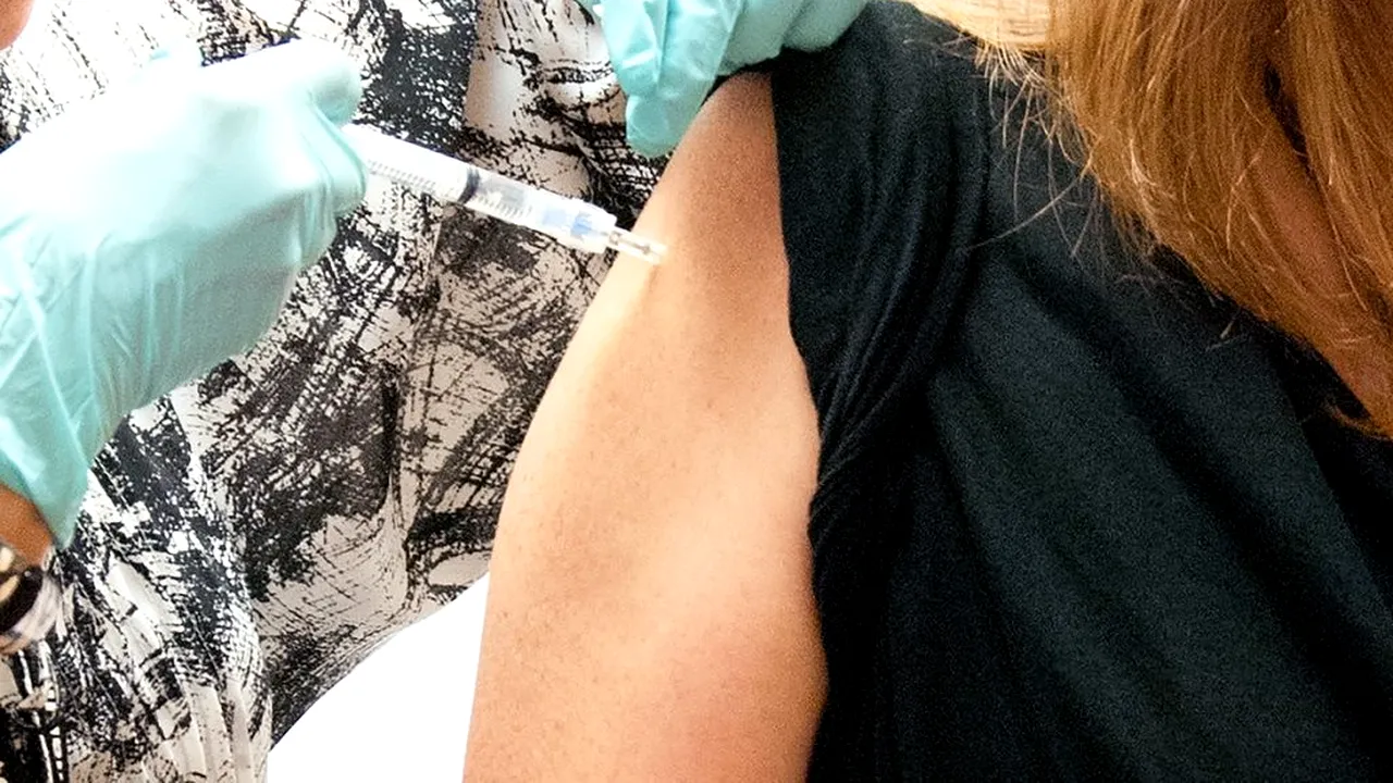 În ce condiții se poate amâna administrarea celei de-a doua doze de vaccin