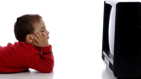 STUDIU. Riscurile la care se expun copiii care petrec mult timp în fața televizorului