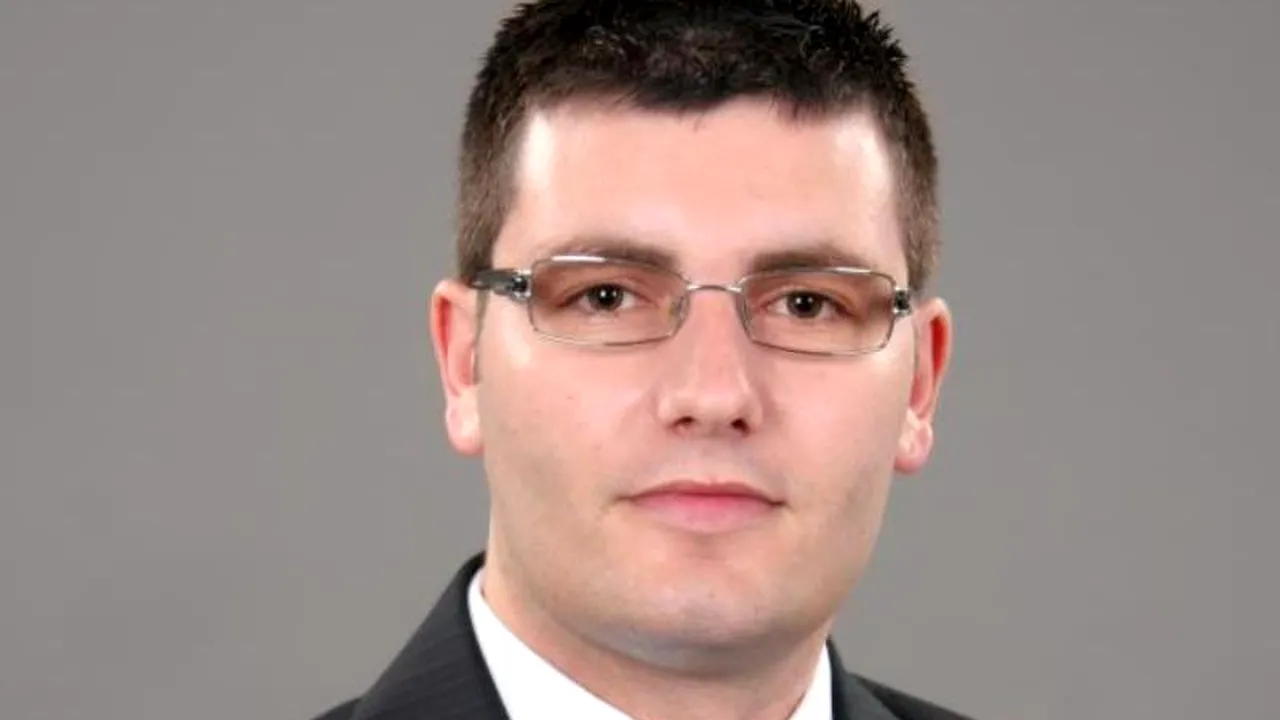 Campanie electorală în chiloți. Un candidat al Alianței Socialiste se promovează cu fotografii în lenjerie intimă