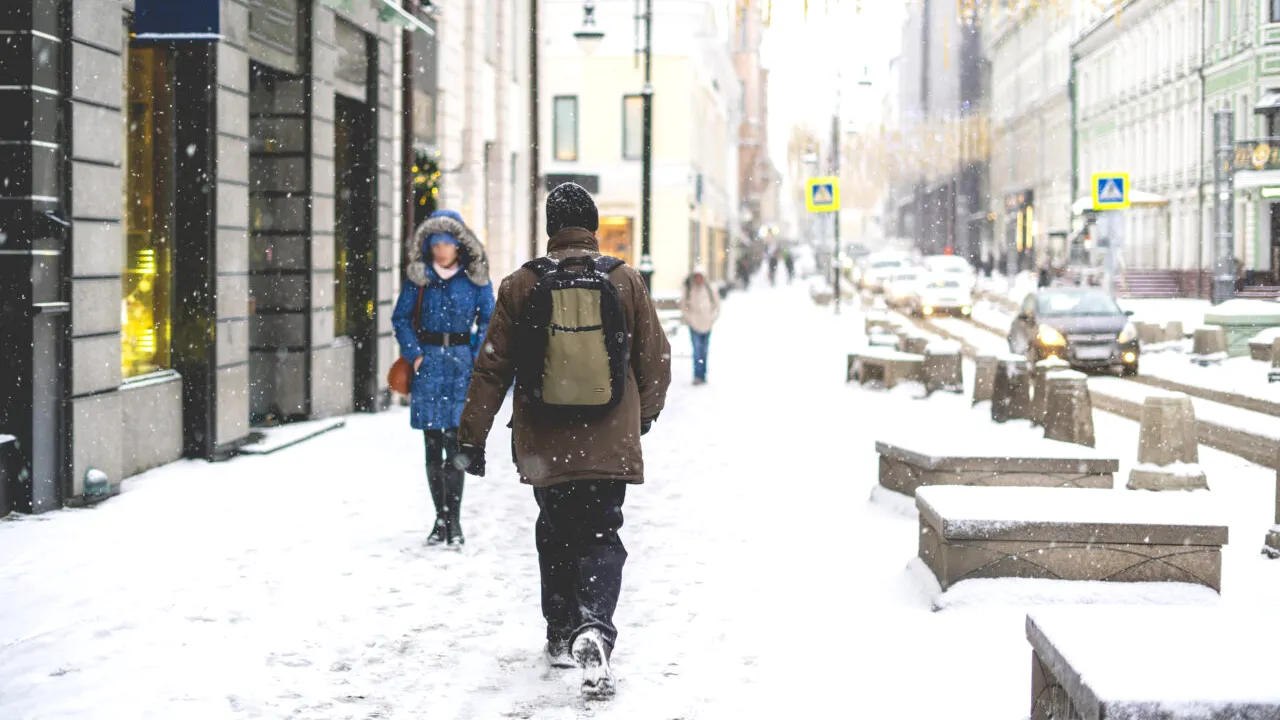 Prognoză meteo specială pentru București: Noi ninsori, strat de zăpădă de până la 14 centimetri și GHEȚUȘ luni dimineața