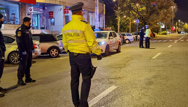 La ora 2:00 noaptea, polițiștii din Botoșani au observat 3 tineri DUBIOȘI și i-au pus să-și golească buzunarele. Ireal ce obiecte au găsit
