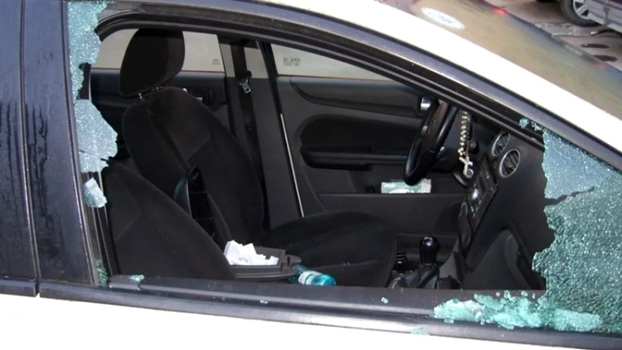 Mașina șefului Penintenciarului Târgșor a fost spartă. Poliția organizează filtre rutiere pentru a recupera ce au furat hoții