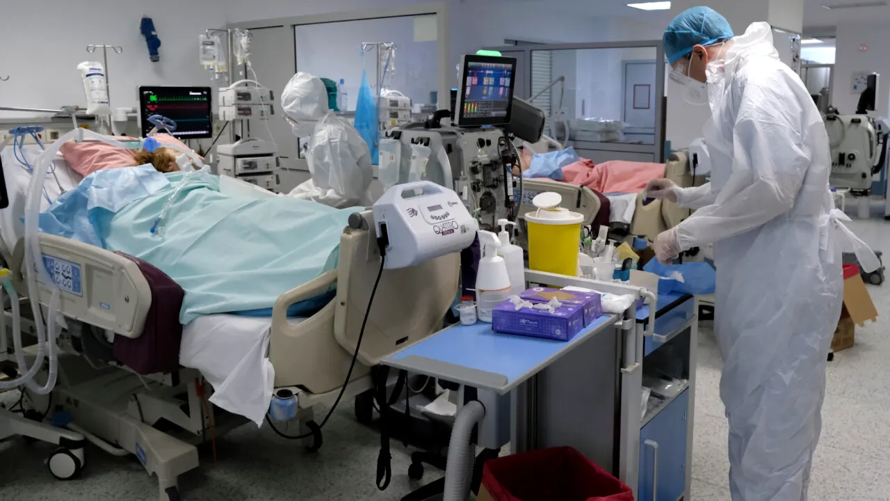 Un bărbat s-a trezit cu o bucată lipsă din colon, după ce a mers la spital pentru o apendicită: „Aproape am MURIT”