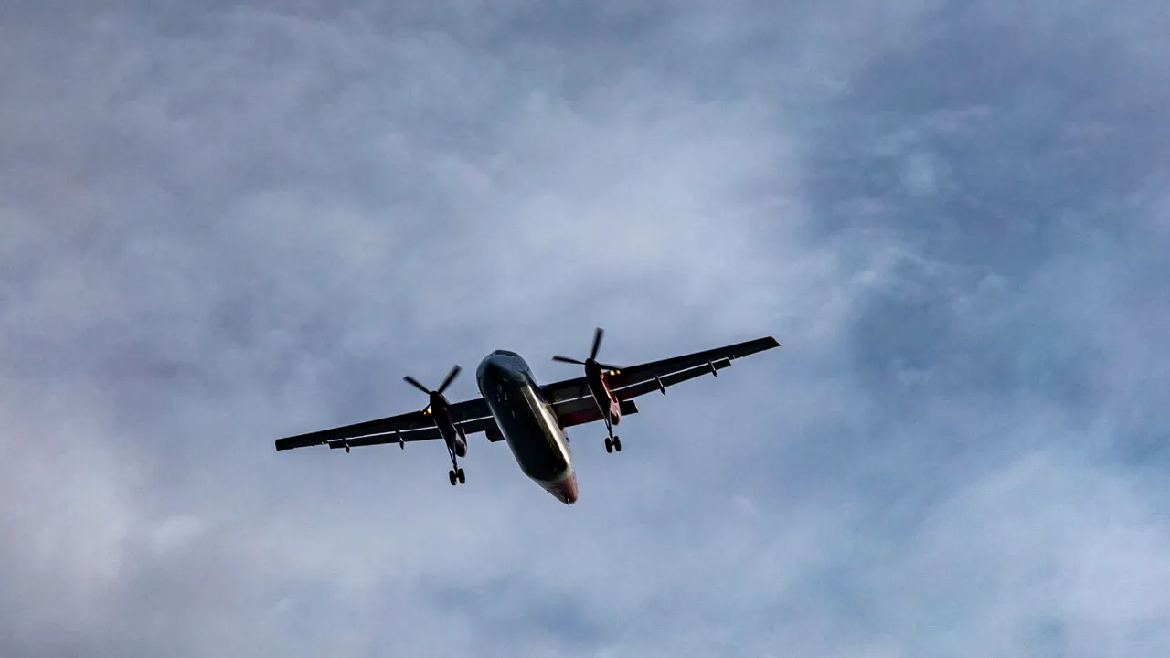 Un avion care opera pe ruta București-Zurich a aterizat, de URGENȚĂ, la Graz, Austria. Un membru al echipajului a fost transportat la spital