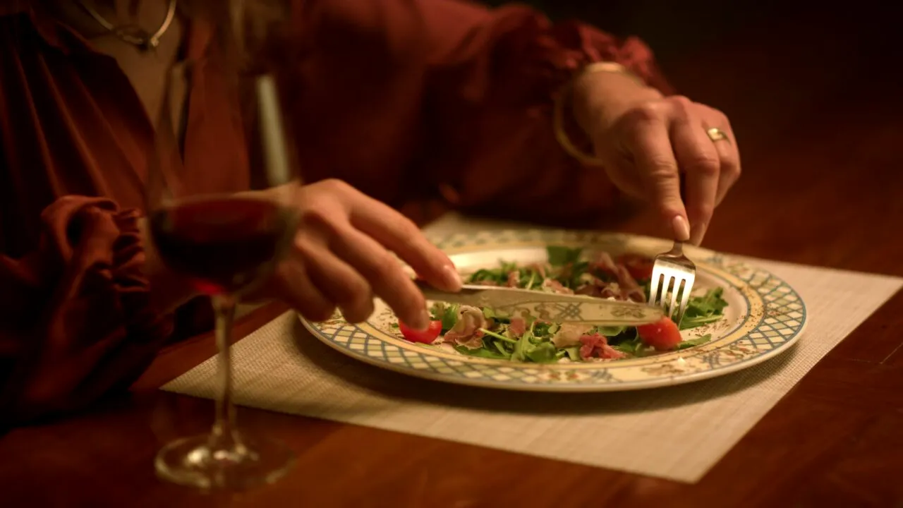 Ce se întâmplă în corpul tau când iei cina la ora 22:00, potrivit științei
