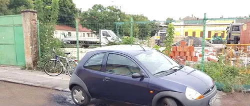Imagini incredibile în Oradea. Muncitorii care au reparat o stradă au asfaltat în jurul unei mașini
