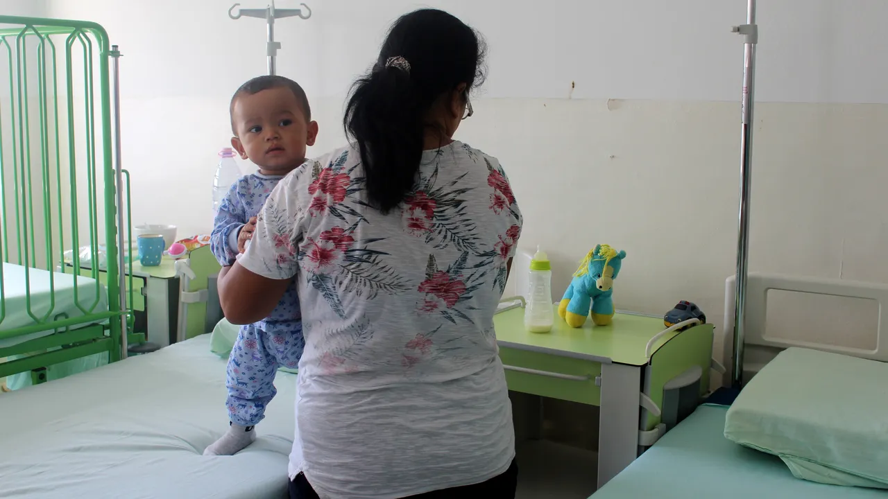 Copil de 2 ani, cu alergie severă, lăsat fără tratament în spital pentru că „dermatologii nu lucrează