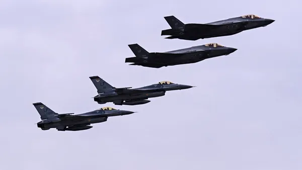 Ora și drona. O altă țintă aeriană a fost detectată la 33 km de Insula Șerpilor. Două aeronave F-18 au fost ridicate de la sol. S-a emis Ro-Alert