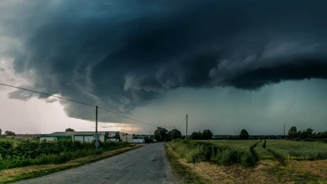 Alertă meteo! Cod galben în mai multe județe ale țării / Lista zonelor vizate de vremea capricioasă