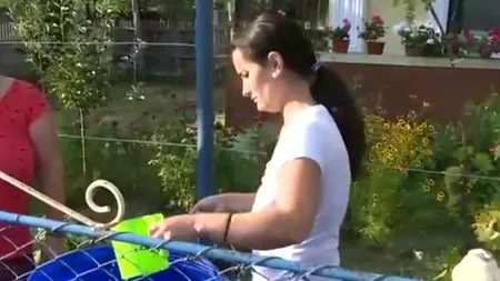 Situație dramatică într-o comună din Argeș: Locuitorii au rămas fără apă, deși este un județ grav afectat de COVID-19 „Umplem butoaie, fierbem pe aragaz, spălăm copiii”