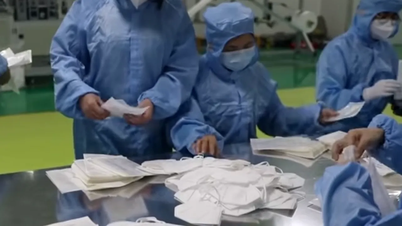 EXCLUSIV. Plătim aproape DUBLU față de americani pentru MĂȘTILE PROFESIONALE destinate medicilor/ Cine sunt „BĂIEȚII DEȘTEPȚI”  care profită de PANDEMIE