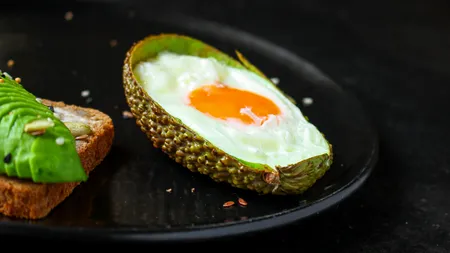 Cât de sănătoasă este o masă cu avocado și ouă. Greșeala pe care o facem când încercăm să reducem din calorii