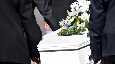 Incident șocant la o biserică din Brăila. Un sicriu a ars cu defunctul în el, din cauza unei lumânări