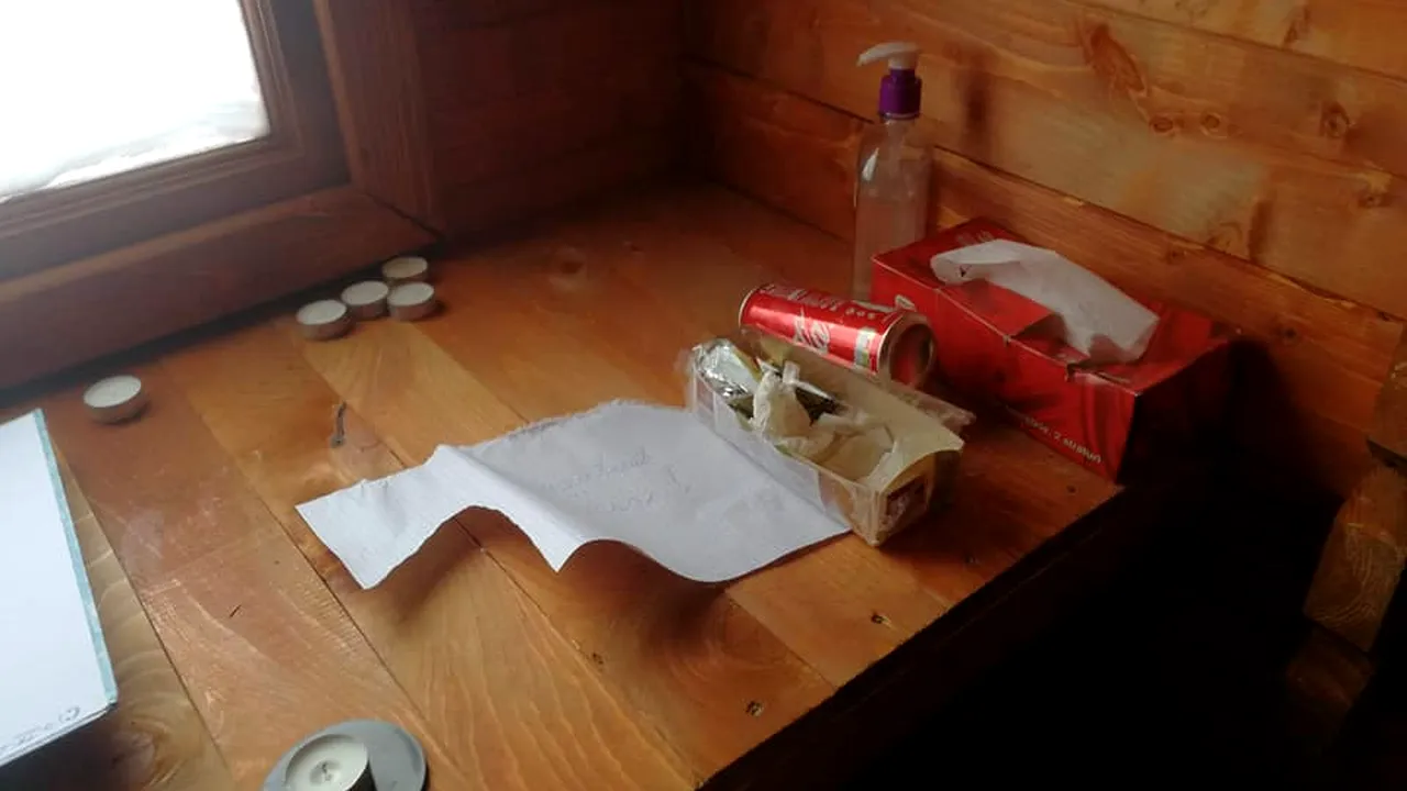 Lipsă de bun simţ! Refugiile montane din Mureş, pline cu gunoaiele lăsate de turişti