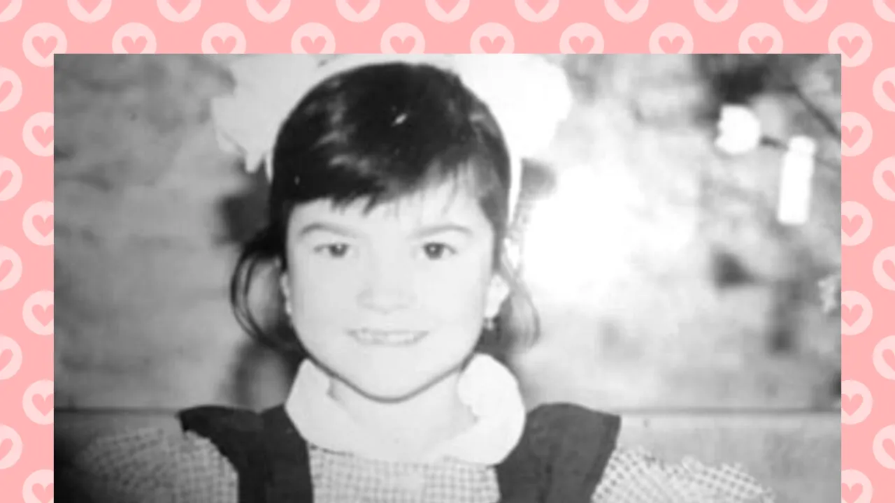 O recunoști? Fetița cu fundițe e acum una dintre cele mai FRUMOASE artiste din România