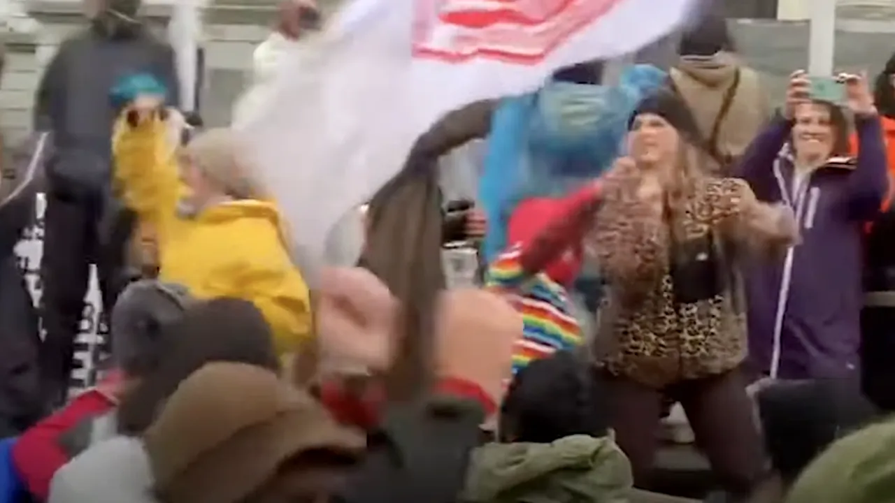 Poliţia a încercat să-i disperseze pe anti-vaccinişti punând melodii din playlistul cu cele mai urâte melodii din lume (VIDEO)