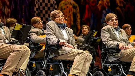 Un grup de artiști spanioli costumați în Stephen Hawking a defilat pe străzile din Cádiz. Gestul, contestat de mulți, are un mesaj foarte serios