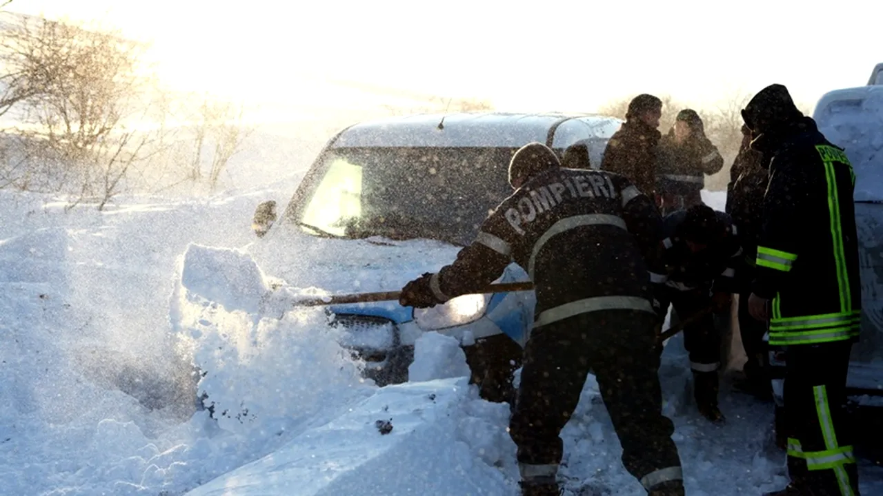 Ultimele patru drumuri județene blocate din cauza viscolului, redeschise traficului joi seară