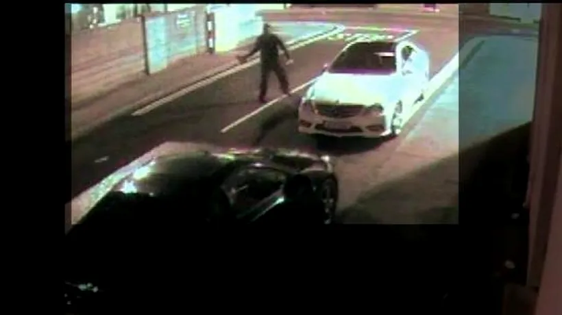 Ce a pățit un hoț care a încercat să spargă geamul unui Mercedes-Benz cu o cărămidă