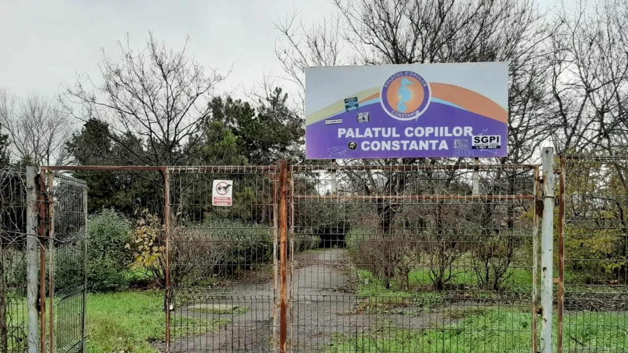 GALERIE FOTO | Copiii viitorului, fără loc de pregătire: Complexul ruinat din Constanța unde 3.000 de copii fac primii pași în sport, arte sau științe / Copil: Pare abandonat 