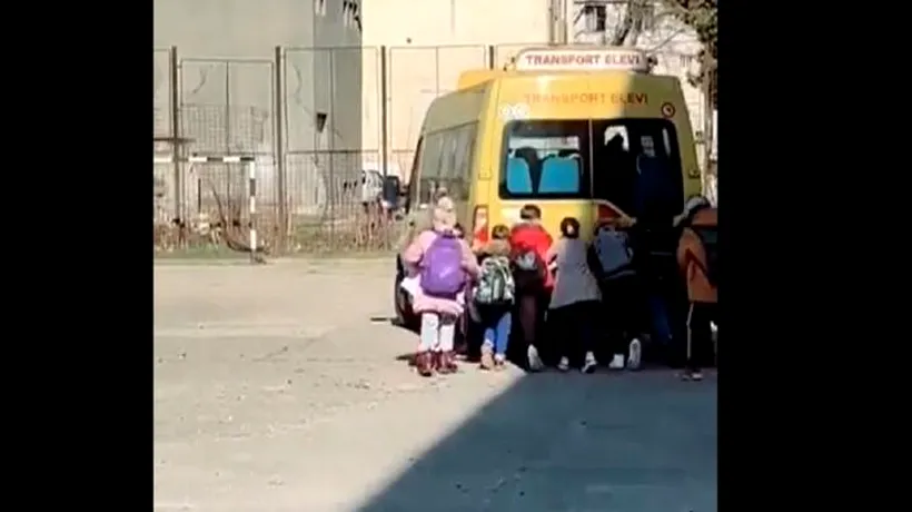 Un microbuz şcolar ar fi pornit după ce a fost împins de elevi