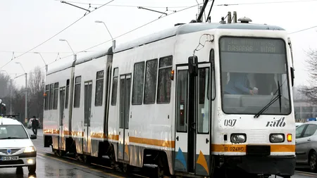 Circulația tramvaielor pe linia 11, oprită din cauza unui accident. Șoferul a fost transportat la spital