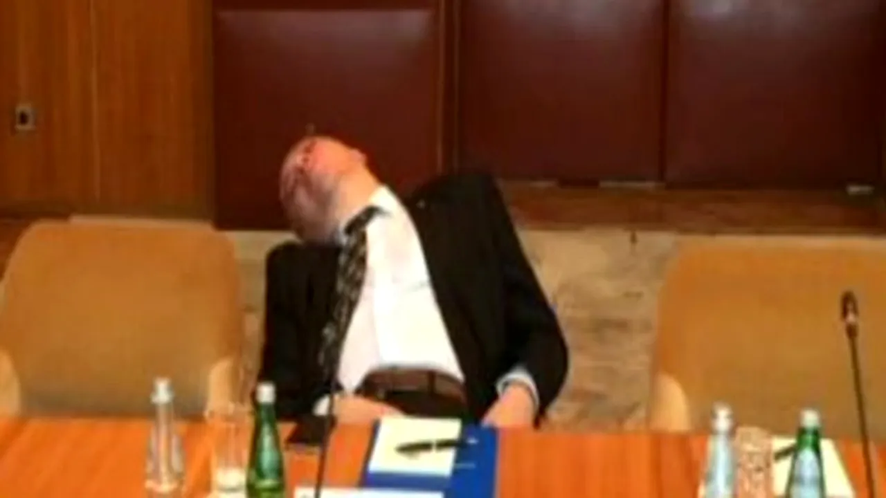 Decizie INEXPLICABILĂ la Cotroceni. Ce a făcut Iohannis după ce șeful Cancelariei a fost surprins dormind la o întâlnire 