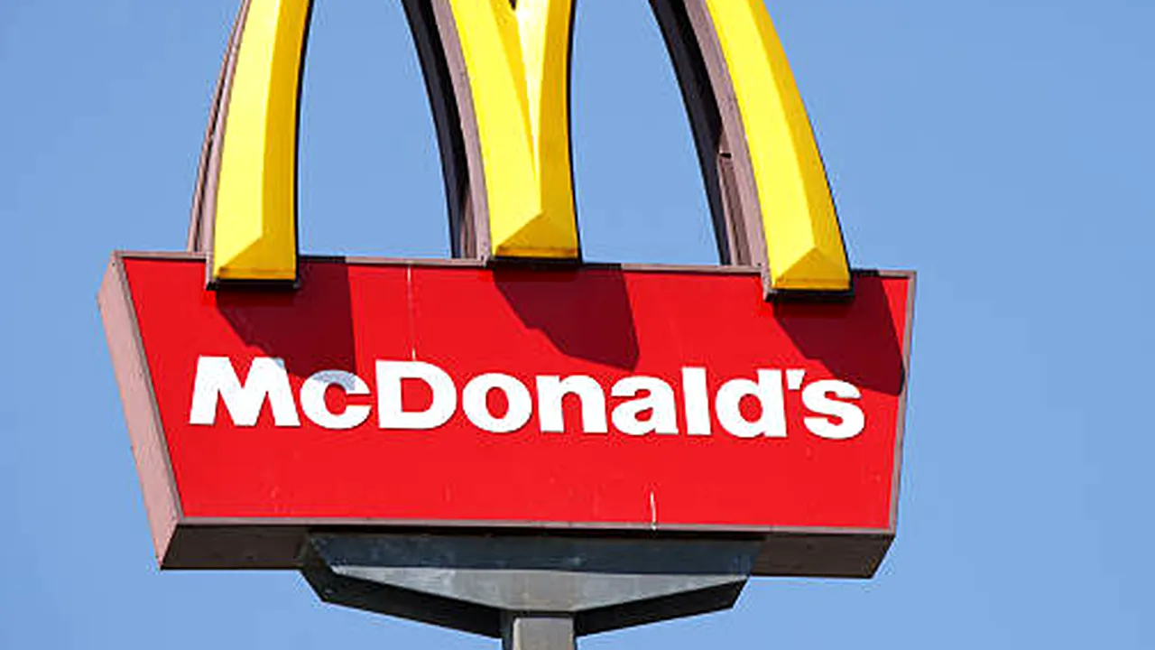 Un restaurant McDonald’s interzice accesul minorilor după ora 17.00. Motivul acestei decizii