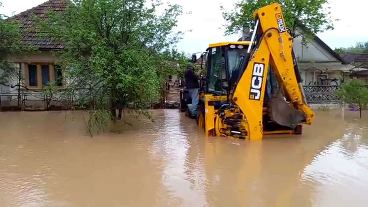 Cod portocaliu de inundații în 16 județe, până sâmbătă după-amiază. Este deja în vigoare un cod galben, până duminică