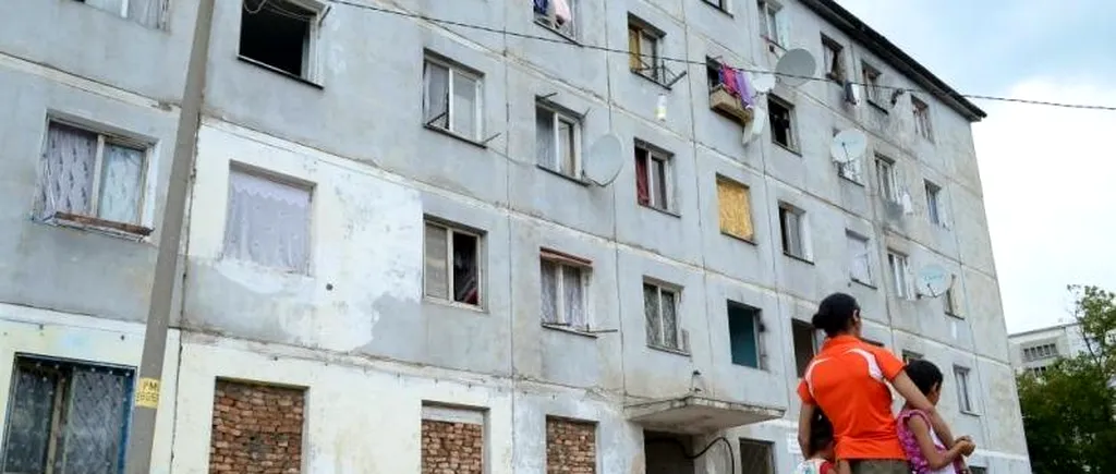 Ferestre și uși ale unui bloc ce va fi demolat, zidite pentru ca cei evacuați să nu se întoarcă