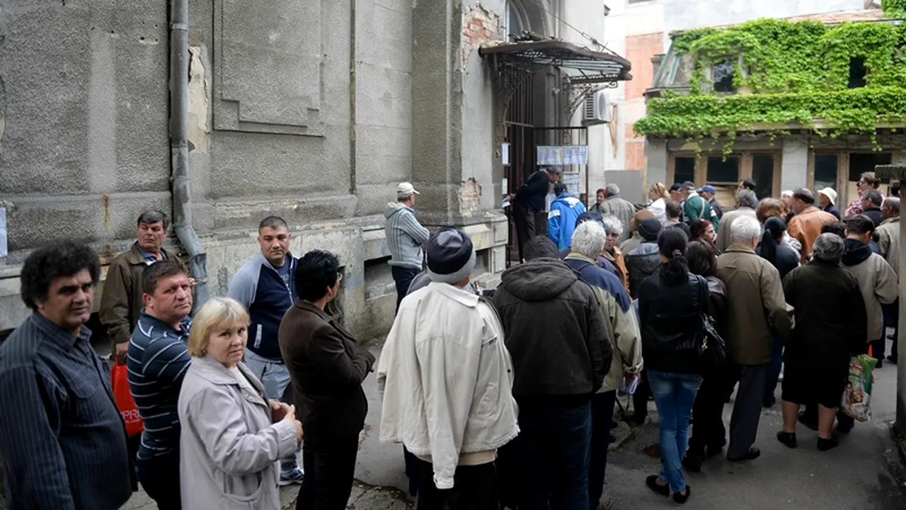 CASMB: Mii de asigurați, invitați încă din ianuarie să-și ia cardurile de sănătate, se înghesuie acum