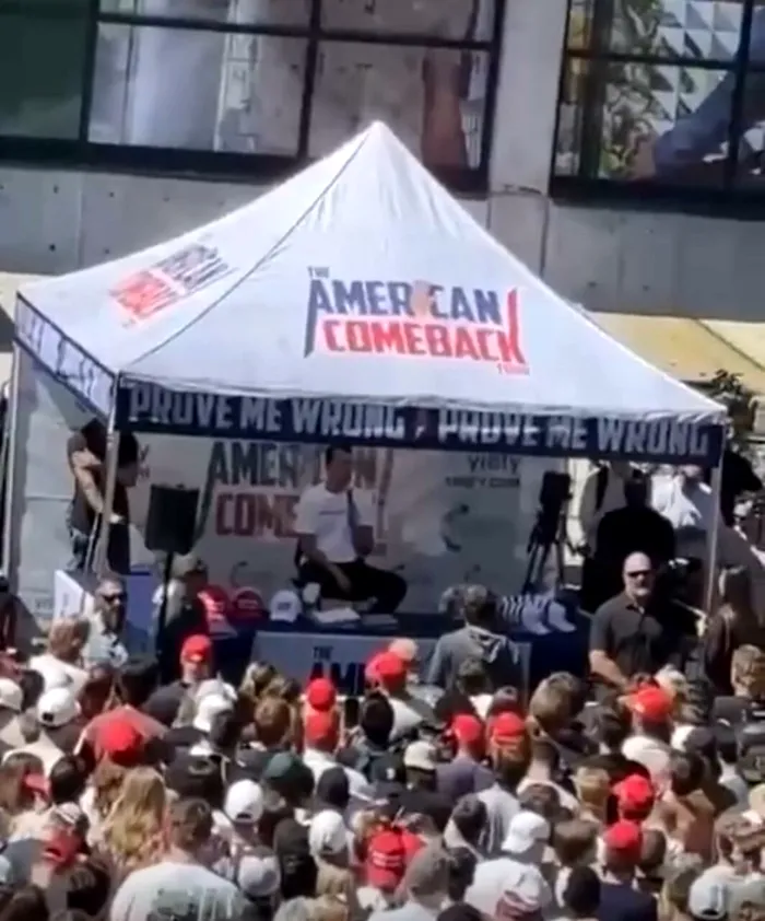 Charlie Kirk vorbea mulțimii, cu puțin timp înainte de a fi împușcat